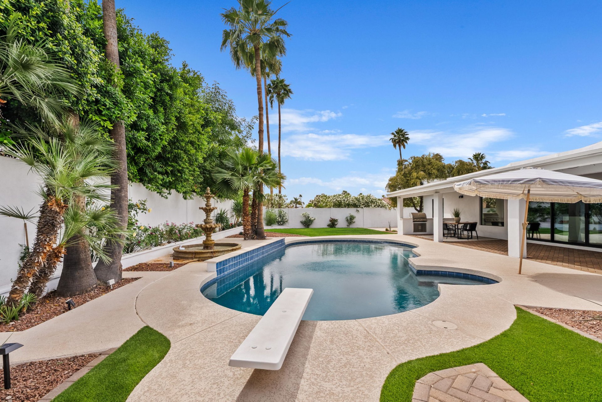 Pool with fountain
